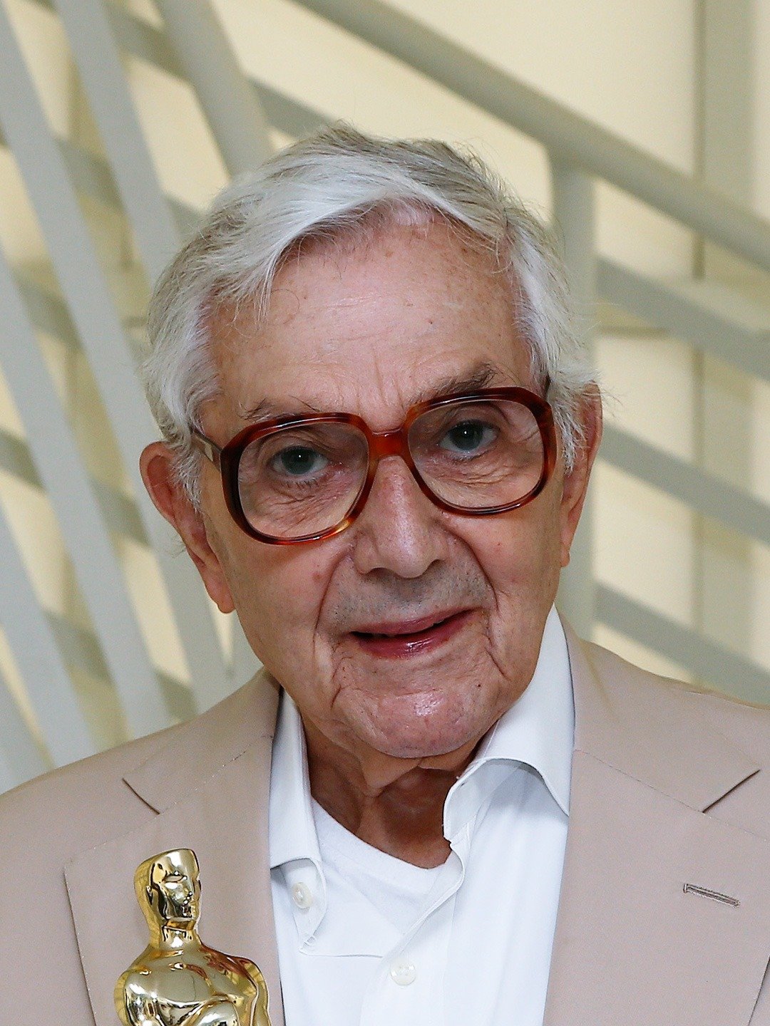 Ken Adam; Berlin,Almanya doğumlu Klaus Adam olarak da bilinen İngiliz  set dekoratörü, sanat yönetmeni, oyuncu, yapımcı