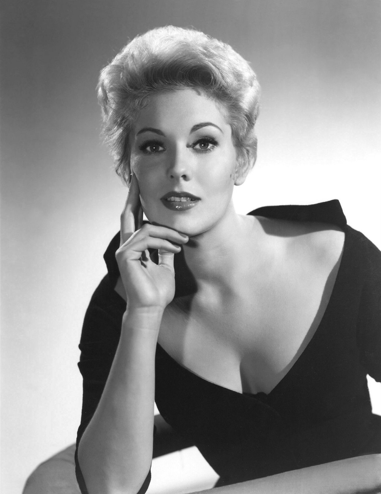 Kim Novak; Chicago, Illinois, ABD doğumlu Marilyn Pauline Novak olarak da bilinen Amerikalı model oyuncu