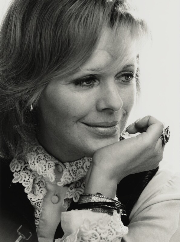 Antonia Fraser; Londra,İngiltere doğumlu Antonia Margaret Caroline Pakenham olarak da bilinen İngiliztarihçiyazar