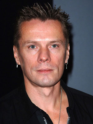 Larry Mullen Jr.; Artane,Dublin,İrlanda doğumlu İrlandalıbateristoyuncu