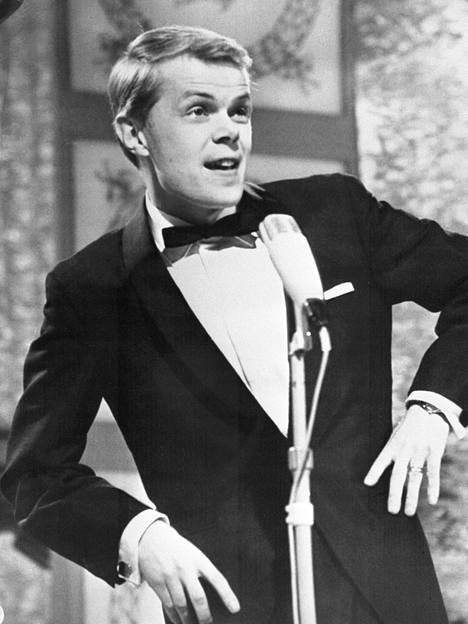 Lasse Mårtenson; Helsinki,Finlandiya doğumlu Finkomedyen, şarkıcıbesteci, oyuncu