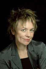 Laurie Anderson; Glen Ellyn, Illinois, ABD doğumlu Amerikalı ilave müzik bestecisi besteci, görüntü yönetmeni, müzisyen