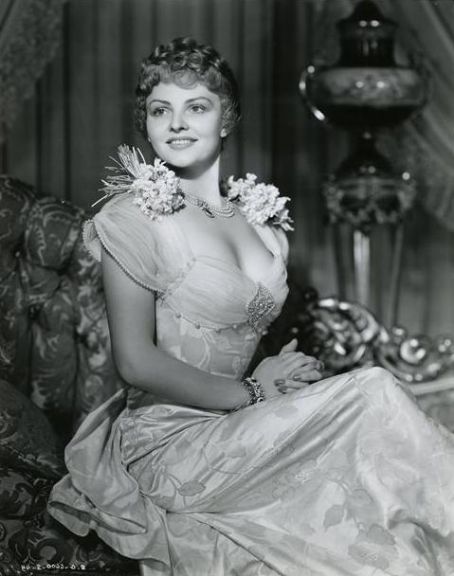 Lilian Bond; Londra,İngiltere doğumlu İngiliz  oyuncu