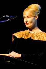 Lisa Gerrard; Melbourne, Victoria, Avustralya doğumlu Avustralyalı ilave müzik bestecisi, şarkıcı, besteci, müzisyen, oyuncu