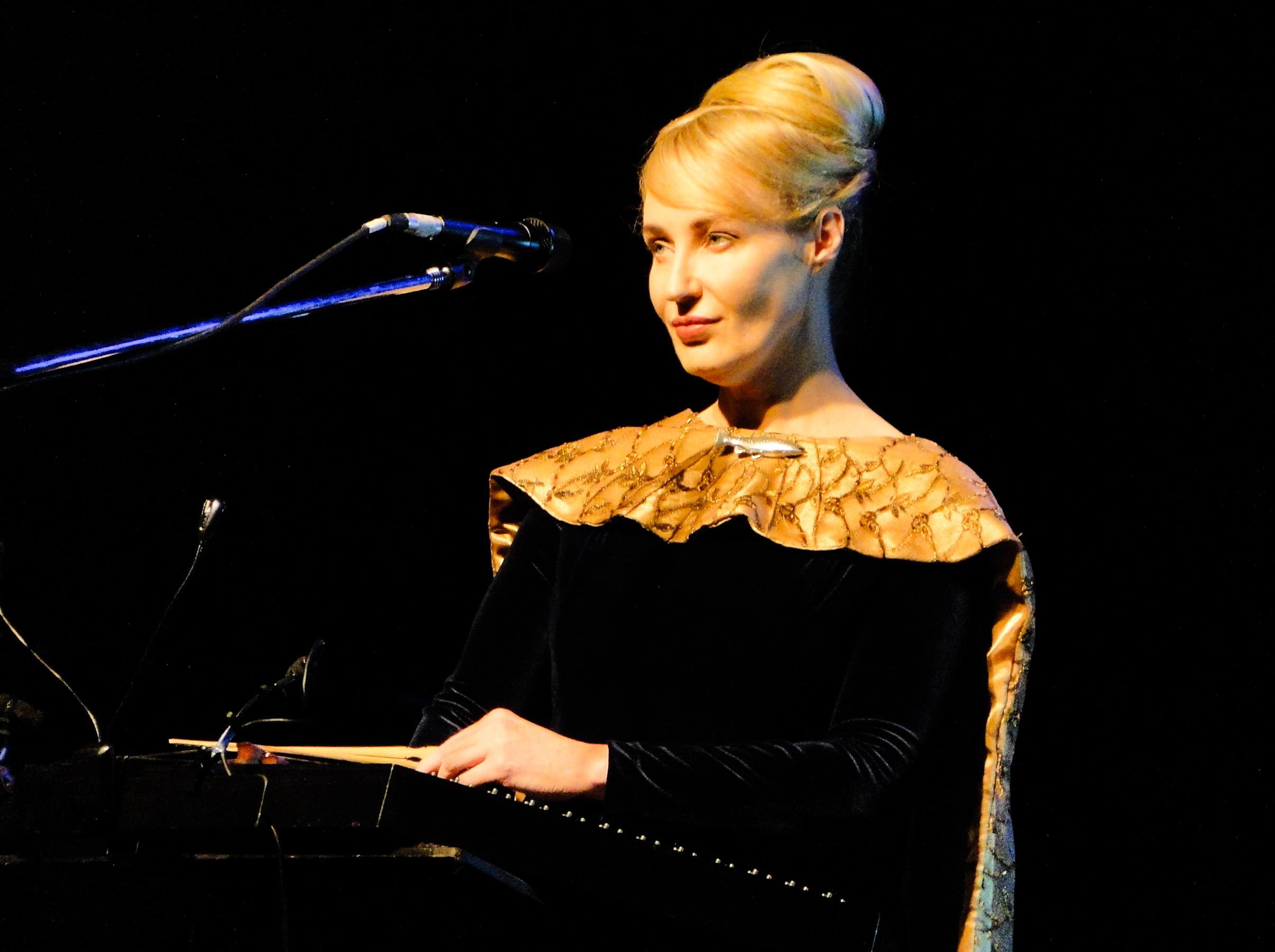 Lisa Gerrard; Melbourne, Victoria, Avustralya doğumlu Avustralyalı ilave müzik bestecisi, şarkıcı, besteci, müzisyen, oyuncu