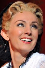 Lisa McCune; Sidney, Yeni Güney Galler, Avustralya doğumlu Avustralyalı oyuncu