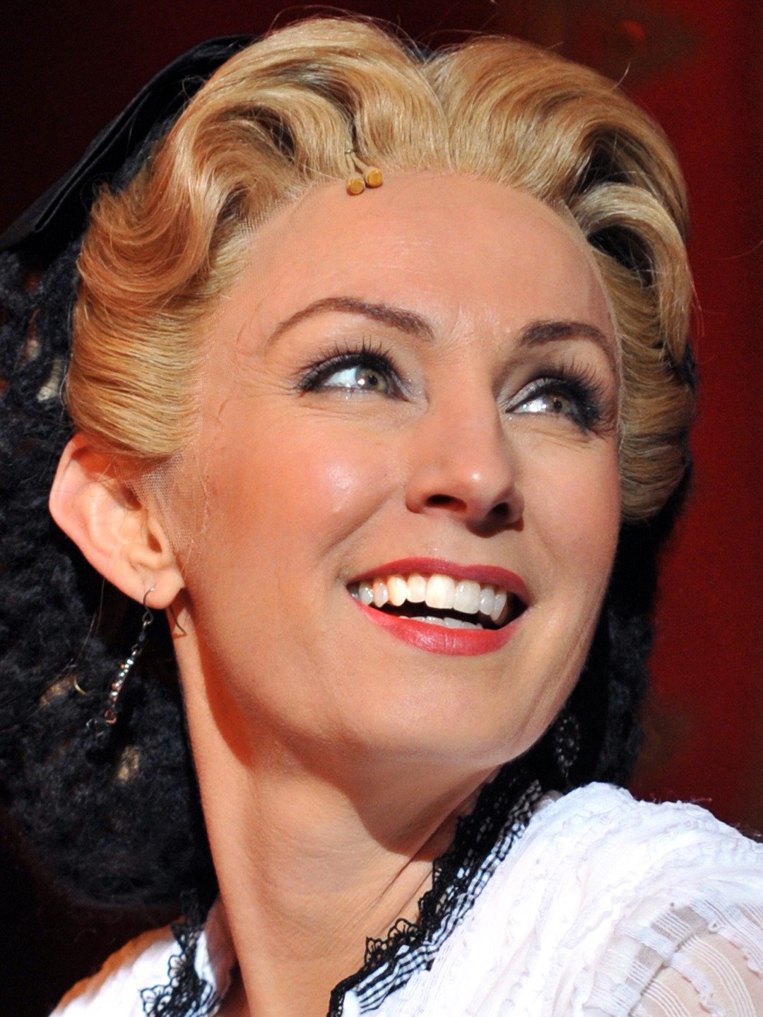 Lisa McCune; Sidney, Yeni Güney Galler, Avustralya doğumlu Avustralyalı oyuncu