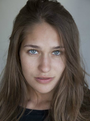 Lola Kirke; Westminster,Londra,İngiltere doğumlu Lola Clementine C. Kirke olarak da bilinen İngiliz  oyuncu