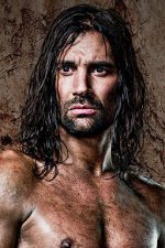 Manu Bennett; Rotorua, Yeni Zelanda doğumlu Jonathan Manu Bennett olarak da bilinen Yeni Zelandalı oyuncu