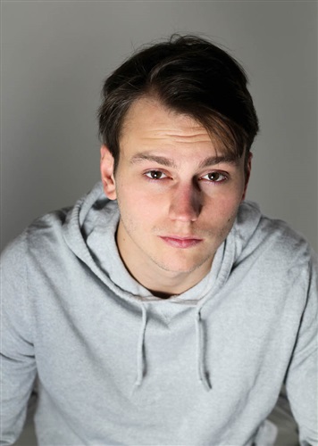 Maxence Perrin; Paris, Fransa doğumlu Fransız oyuncu