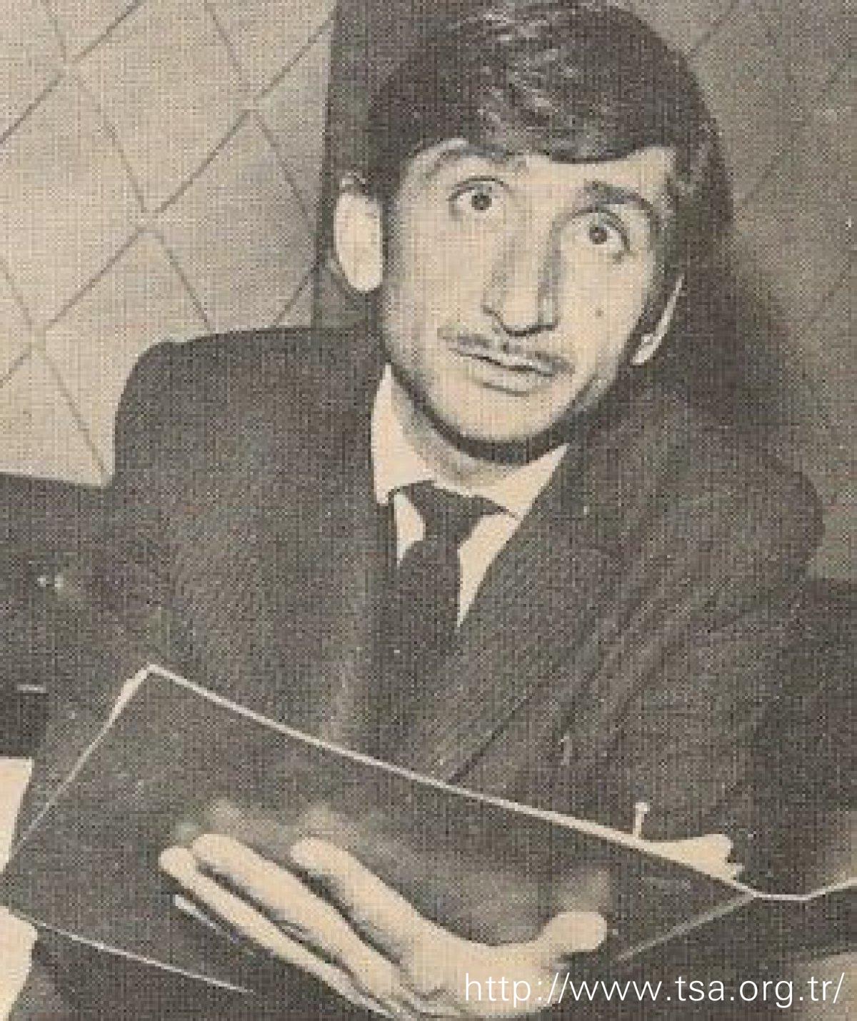 Mehmet Aslan; İzmir, Türkiye doğumlu Türk senarist, yönetmen ve oyuncu