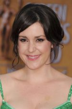 Melanie Lynskey; New Plymouth, Yeni Zelanda doğumlu Melanie Jayne Lynskey olarak da bilinen Yeni Zelandalı oyuncu