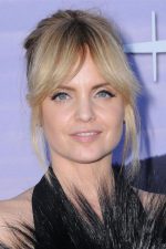 Mena Suvari; Newport, New Jersey, ABD doğumlu Mena Alexandra Suvari, Mena A. Suvari olarak da bilinen Amerikalı manken, moda tasarımcısı oyuncu