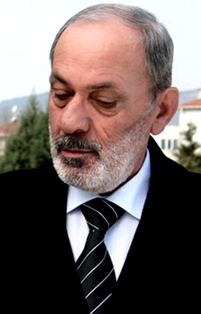 Metin Çekmez; İstanbul, Türkiye doğumlu Türk oyuncu