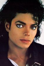 Michael Jackson; Gary, Indiana, ABD doğumlu Michael Joseph Jackson olarak da bilinen Amerikalı dansçı, şarkıcı, film müziği oyuncu, senarist