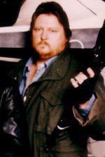 Mickey Jones; Houston, Teksas, ABD doğumlu Amerikalı baterist oyuncu