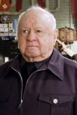 Mickey Rooney; Ninian Joseph Yule Jr. olarak da bilinen Amerikalı oyuncu, idari yapımcı, yönetmen
