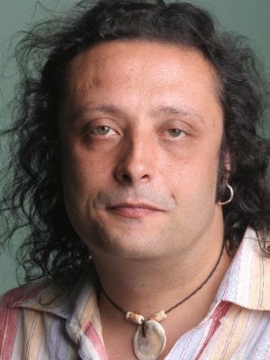 Murat Şen; İstanbul, Türkiye doğumlu Türk oyuncu, seslendirme sanatçısı