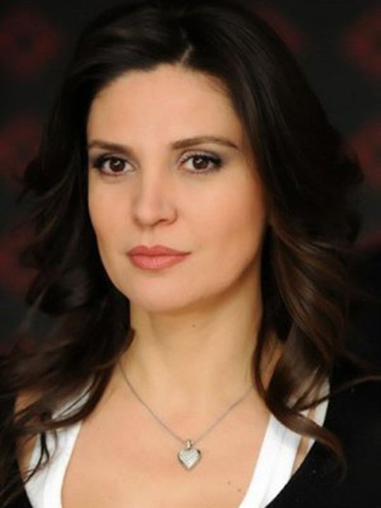 Müge Ulusoy; İzmir, Türkiye doğumlu Türk oyuncu, oyuncu yönetmeni