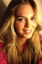 Müge Uzel; İzmir, Türkiye doğumlu Türk oyuncu