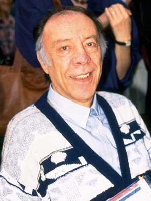 Münir Özkul; Bakırköy, İstanbul, Türkiye doğumlu Türk oyuncu