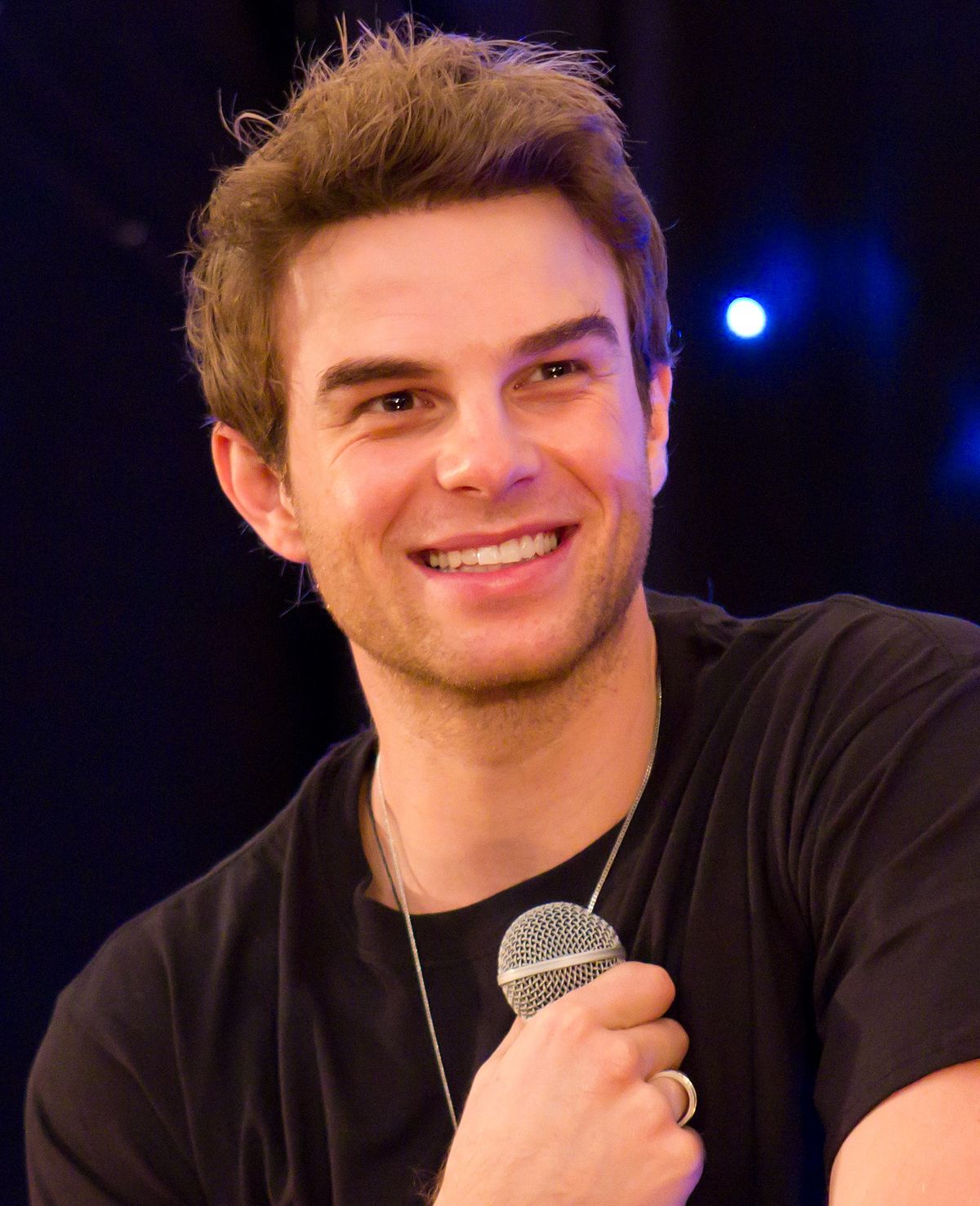 Nathaniel Buzolic; Sidney, Yeni Güney Galler, Avustralya doğumlu Avustralyalı oyuncu