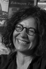 Naz Erayda; İstanbul, Türkiye doğumlu Türk sanat yönetmeni, set dekoratörü, kostüm tasarımcısı
