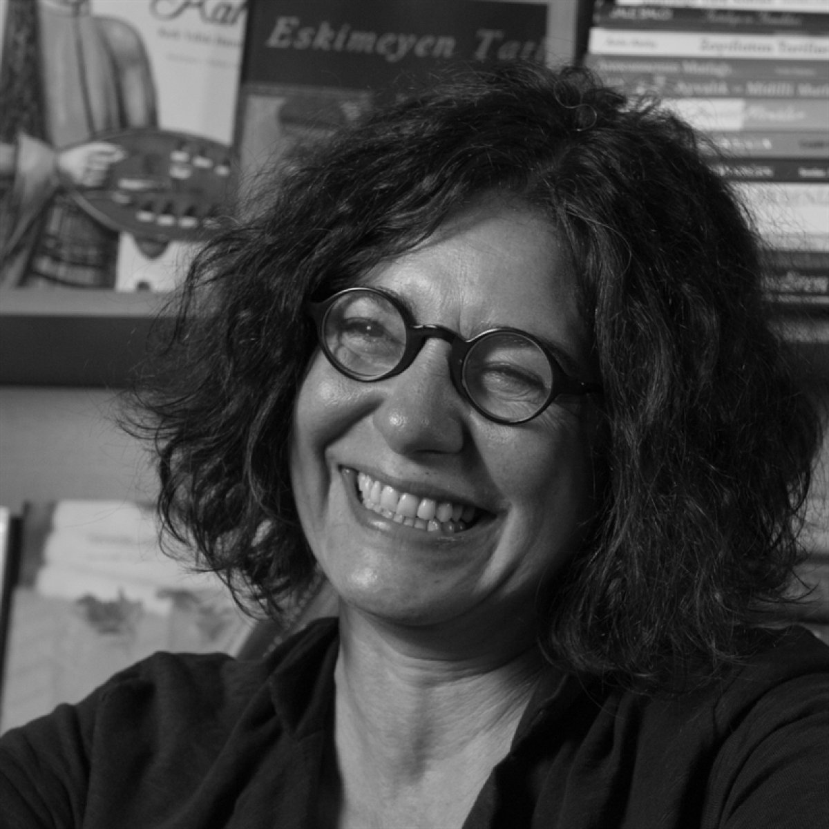 Naz Erayda; İstanbul, Türkiye doğumlu Türk sanat yönetmeni, set dekoratörü, kostüm tasarımcısı