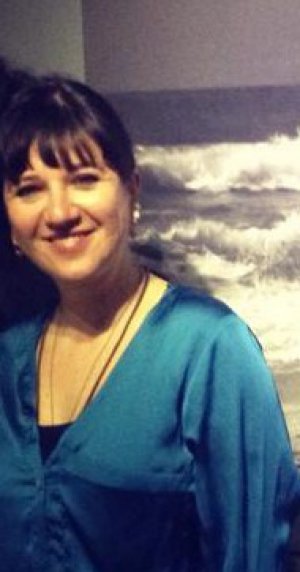 Nazlı Çetinok; İstanbul, Türkiye doğumlu Türk yazar, yapımcı