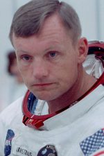 Neil Armstrong; Wapakoneta, Ohio, ABD doğumlu Amerikalı astronot oyuncu