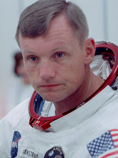 Neil Armstrong; Wapakoneta, Ohio, ABD doğumlu Amerikalı astronot oyuncu
