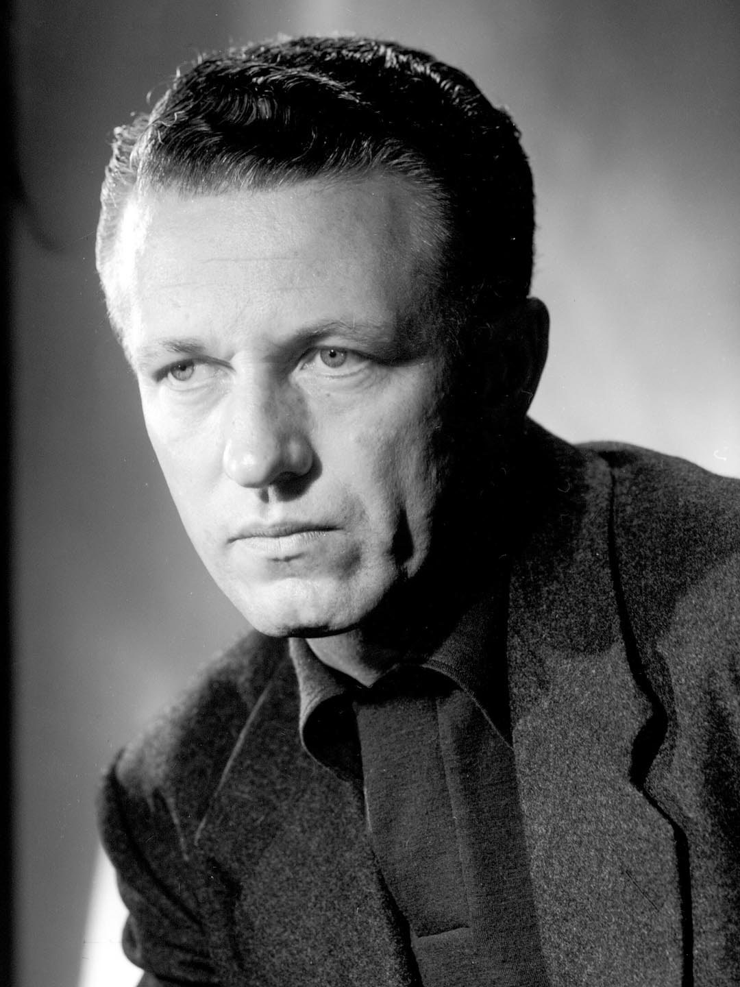 Nicholas Ray; Galesville, Wisconsin, ABD doğumlu Raymond N. Kienzle olarak da bilinen Amerikalı yönetmen, oyuncu, senarist