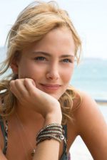 Nora Arnezeder; Nora Arnezedzer olarak da bilinen Fransız şarkıcı, oyuncu