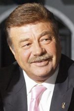 Nuri Alço; Eskişehir, Türkiye doğumlu Türk oyuncu