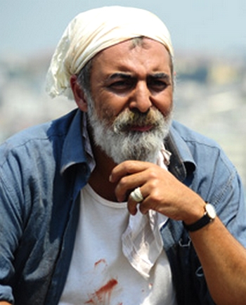 Orhan Alkaya; İstanbul, Türkiye doğumlu Türk oyuncu, yönetmen, yazar