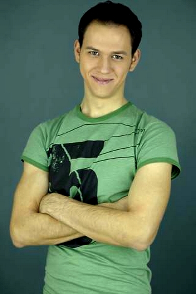 Öner Erkan; İzmir, Türkiye doğumlu Türk oyuncu