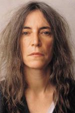 Patti Smith; Chicago, Illinois, ABD doğumlu Patricia Lee Smith olarak da bilinen Amerikalı şarkıcı, ressam, şair oyuncu, idari yapımcı, senarist, müzisyen