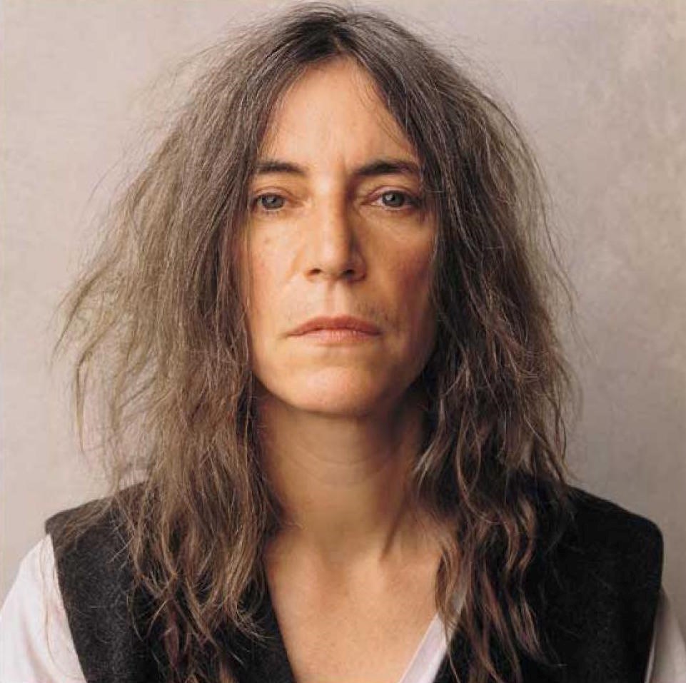 Patti Smith; Chicago, Illinois, ABD doğumlu Patricia Lee Smith olarak da bilinen Amerikalı şarkıcı, ressam, şair oyuncu, idari yapımcı, senarist, müzisyen