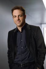 Paul Adelstein; Chicago, Illinois, ABD doğumlu Amerikalı oyuncu, senarist, yaratıcı