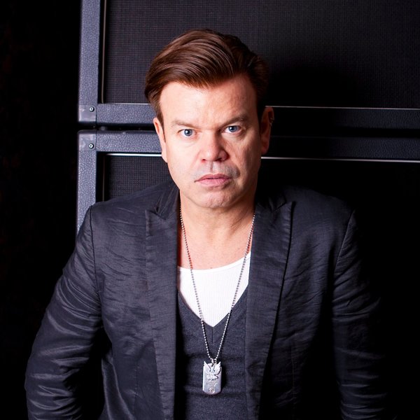 Paul Oakenfold; Mile End,Londra,İngiltere doğumlu İngilizdjbesteci, yapımcı
