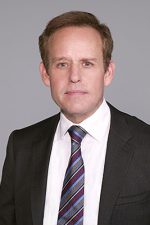 Peter MacNicol; Dallas, Teksas, ABD doğumlu Amerikalı oyuncu, senarist, yönetmen