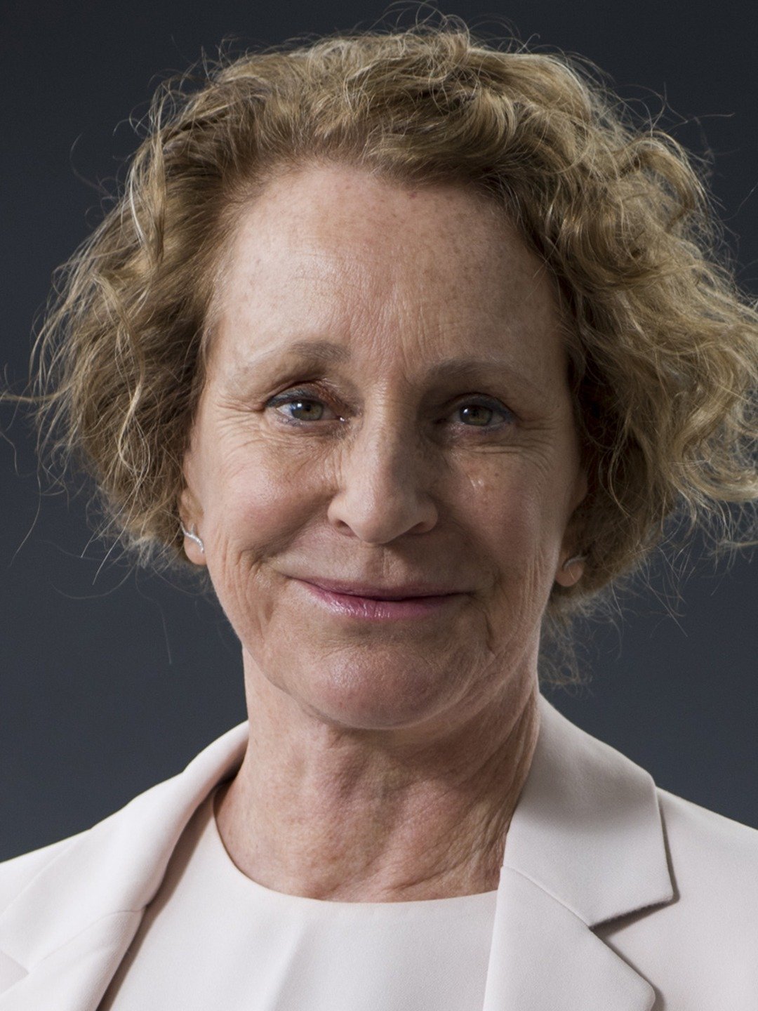 Philippa Gregory; Nairobi,Kenya doğumlu İngilizakademisyenyazar, idari yapımcı