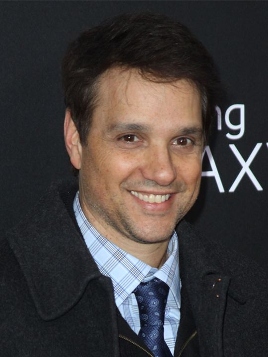 Ralph Macchio; Huntington, New York, ABD doğumlu Ralph George Macchio olarak da bilinen Amerikalı oyuncu, idari yapımcı