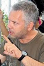 Raşit Çelikezer; İzmir, Türkiye doğumlu Türk yönetmen, senarist, yazar, oyuncu, yapımcı