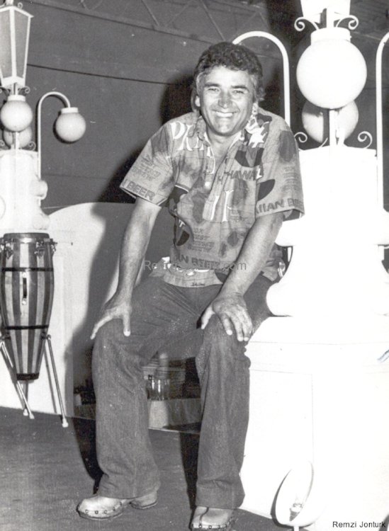 Remzi Jöntürk; Erzincan, Türkiye doğumlu Türk yönetmen, senarist, oyuncu, sanat yönetmeni