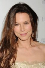 Rhona Mitra; Paddington,Londra,İngiltere doğumlu İngiliz  oyuncu