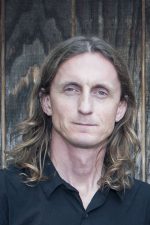 Sam Dunn; Stroud,Gloucestershire,İngiltere doğumlu Kanadalı  senarist, yapımcı, yönetmen, müzisyen