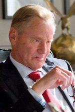 Sam Shepard; Fort Sheridan, Illinois, ABD doğumlu Samuel Shepard Rogers olarak da bilinen Amerikalı oyuncu, senarist, yazar