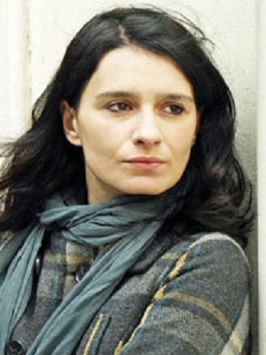 Sanem Öge; İstanbul, Türkiye doğumlu Türk oyuncu