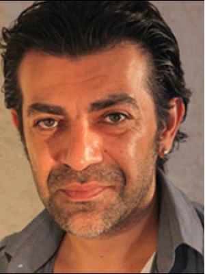 Savaş Özdemir; İstanbul, Türkiye doğumlu Türk oyuncu, sanat yönetmeni